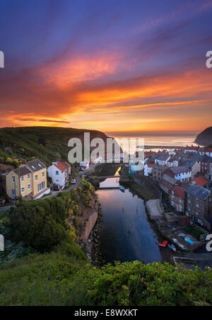 Sonnenaufgang über dem Staithes Fischerdorf an der Küste von Yorkshire Stockfoto