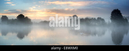 Clumber Park See Sonnenaufgang, Oktober 2014. Stockfoto