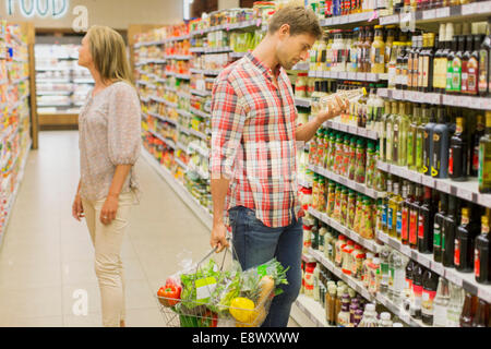 Paar zusammen einkaufen im Supermarkt Stockfoto