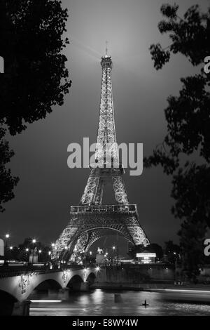 Eiffelturm in Paris bei Nacht, schwarz und weiß Stockfoto