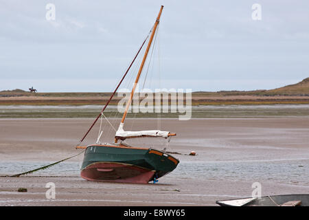 Segelboot sitzen gelassen auf dem Bett des Flusses Torridge bei Ebbe UK Stockfoto