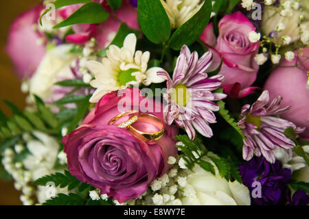 Hochzeitsblumen, rosa und weiß mit Trauringe Stockfoto