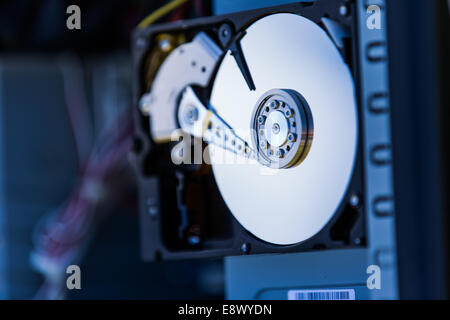 Eine Nahaufnahme der Festplatte Daten Speicher-Laufwerk in einem PC-Heimcomputer aus 2007 Stockfoto