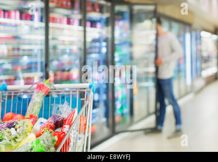 Defokussierten Blick des Menschen im Supermarkt einkaufen Stockfoto