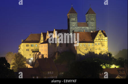 Das Schloss und die Stiftskirche "Sankt Servatius" abgebildet in der Morgendämmerung in Quedlinburg (Sachsen-Anhalt), Deutschland, 20. September 2014. Innerhalb der Mauern der Kirche 1129 errichtet, kann man die Gruft von den ersten deutschen König Heinrich i. und seiner Gemahlin Mathilde. Das romanische Gebäude auf dem Schlossberg ist eine der berühmtesten Sehenswürdigkeiten der Harzregion. Die Kirche ist als UNESCO-Weltkulturerbe seit 1994 aufgeführt. Foto: Jens Wolf/dpa Stockfoto