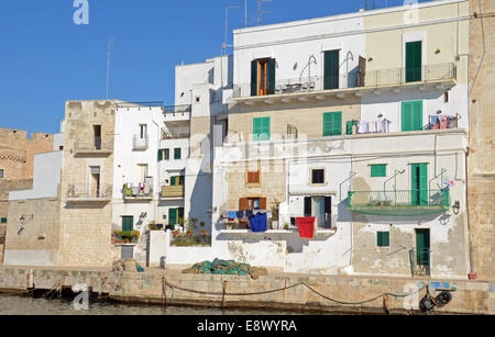 Malerische Gebäude am alten Hafen von Monopoli, Apulien, Italien Stockfoto