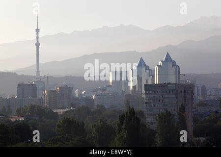 Stadtbild und Berge überblicken Business Center Nurly Tau in Almaty, der ehemaligen Hauptstadt von Kasachstan Stockfoto