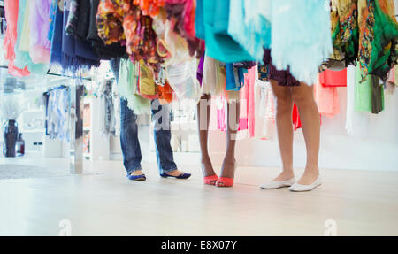 Frauen zusammen im Bekleidungsgeschäft einkaufen Stockfoto