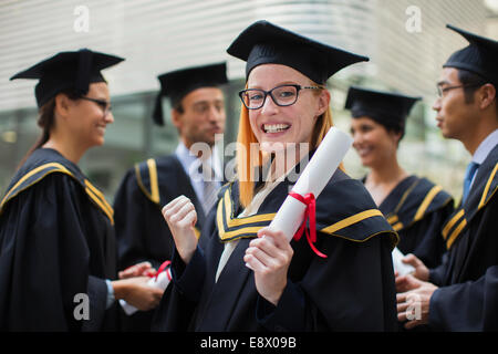 Student in GAP und Kleid zu feiern Stockfoto