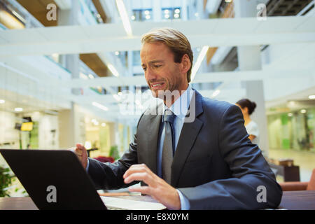 Geschäftsmann besorgt während mit laptop Stockfoto