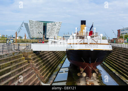 Das Dampfschiff SS Nomadic Zahlungsmittel sind mit Belfast Titanic Museum hinter Titanic Quarter, Belfast, Nordirland, Vereinigtes Königreich Stockfoto