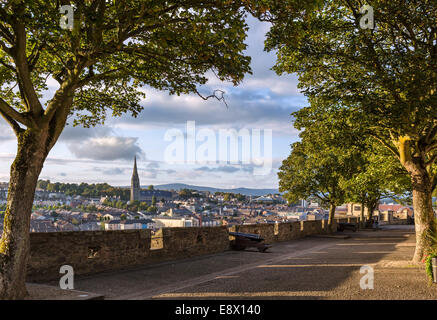 Alte Stadtmauer in den frühen Abendstunden mit St Eugene Kathedrale in der Ferne, Derry, County Londonderry, Nordirland, Vereinigtes Königreich Stockfoto