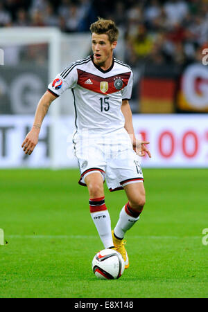 Fußballspiel, Qualifikation für die UEFA Europameisterschaft 2016, Veltins-Arena Gelsenkirchen, Gruppe D, zwischen Deutschland (weiß) und Irland (grün) 1:1; Erik Durm (GER). Stockfoto