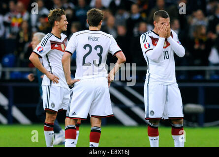 Fußballspiel, Qualifikation für die UEFA Europameisterschaft 2016, Veltins-Arena Gelsenkirchen, Gruppe D, zwischen Deutschland (weiß) und Irland (grün) 1:1; Deutsche Spieler sind frustriert nach dem Spiel, von links: Erik Durm (GER), Max Kruse (GER), Lukas Podolski (GER). Stockfoto