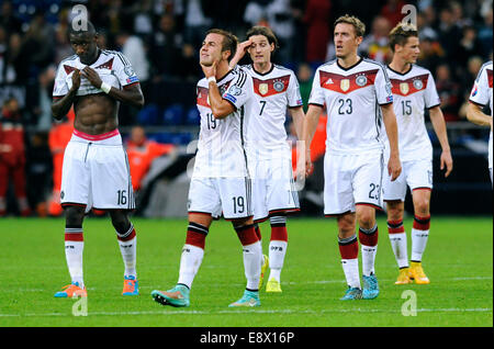 Fußballspiel, Qualifikation für die UEFA Europameisterschaft 2016, Veltins-Arena Gelsenkirchen, Gruppe D, zwischen Deutschland (weiß) und Irland (grün) 1:1; Deutsche Spieler sind frustriert nach dem Spiel, von links: Antonio Rüdiger (GER), Mario Götze (GER), Sebastian Rudy (GER), Max Kruse (GER), Erik Durm (GER). Stockfoto