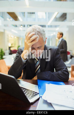 Geschäftsmann ruht während der Arbeit im Bürogebäude Stockfoto