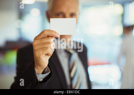 Geschäftsmann holding Business Card Stockfoto