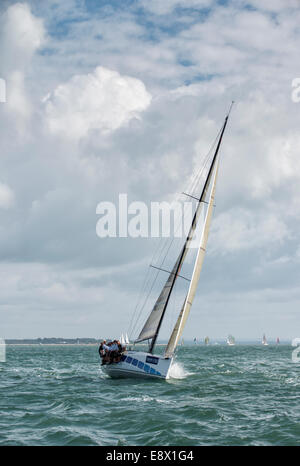 Rennyacht im Wettbewerb mit der 2014 Cowes Woche Regatta im Solent vor der Isle Of Wight Stockfoto