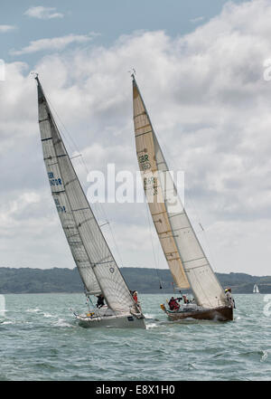 Schließen Sie während der Cowes Woche Regatta zwischen Yacht alte Mutter Pistole Segelnummer GBR626R und Banshee Segelnummer GBR9470R racing Stockfoto