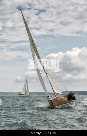 Alte Mutter Gun Humphreys 40 Rennyacht im Wettbewerb in Cowes Woche Regatta im Solent vor der Isle Of Wight in England Stockfoto