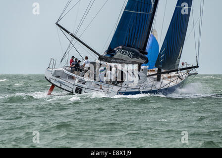 Rogers-Yacht-Design Handwerk, Artemis Ocean Racing II im Solent während der Cowes Week Stockfoto