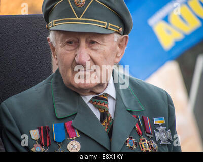 Kiew, Ukraine. 14. Oktober 2014. --Auf dem Unabhängigkeitsplatz in Kiew etwa 2 tausend Aktivisten forderten die Anerkennung der Soldaten der Ukrainischen Aufstandsarmee Kämpfer für die ukrainischen Unabhängigkeit. Bildnachweis: Igor Golovnov/Alamy Live-Nachrichten Stockfoto