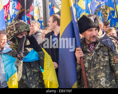 Kiew, Ukraine. 14. Oktober 2014. Aktivisten protestieren gegen die Korruption. --Auf dem Unabhängigkeitsplatz in Kiew etwa 2 tausend Aktivisten forderten die Anerkennung der Soldaten der Ukrainischen Aufstandsarmee Kämpfer für die ukrainischen Unabhängigkeit. Bildnachweis: Igor Golovnov/Alamy Live-Nachrichten Stockfoto