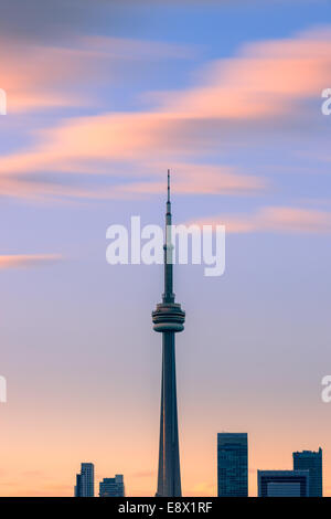 CN Tower in Toronto bei Sonnenuntergang mit einer langen Belichtungszeit, die Toronto Islands entnommen.