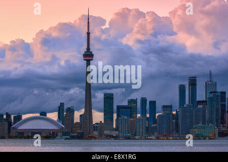 Berühmte Skyline von Toronto mit dem CN Tower und Rogers Centre nach Sonnenuntergang die Toronto Islands entnommen. Stockfoto