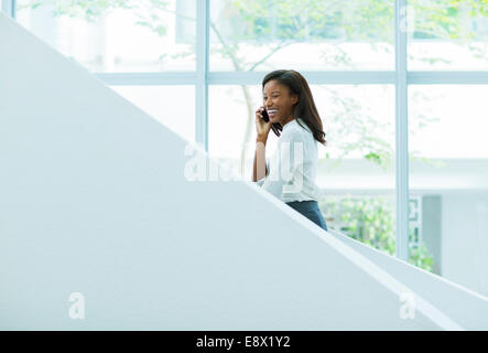 Geschäftsfrau, reden über Handy auf Büro-Treppe Stockfoto