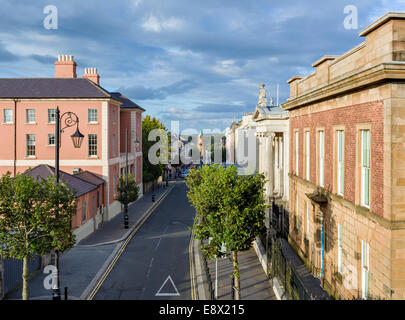 Blick von unten Bishop Street innerhalb der alten Stadtmauer am frühen Abend, Derry, County Londonderry, Nordirland, Vereinigtes Königreich Stockfoto