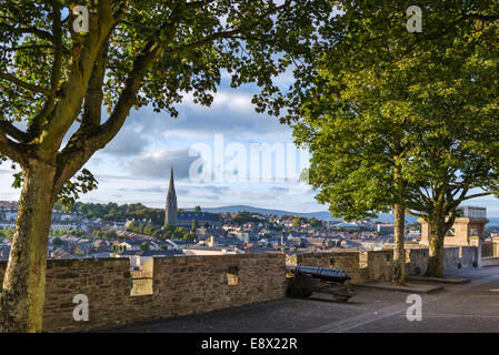 Alte Stadtmauer in den frühen Abendstunden mit St Eugene Kathedrale in der Ferne, Derry, County Londonderry, Nordirland, Vereinigtes Königreich Stockfoto