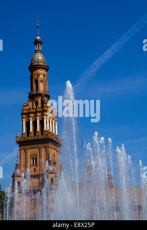 Vicente Traver Brunnen und Turm der Plaza de España entworfen von Aníbal González in Sevilla, Andalucía, Spanien Stockfoto