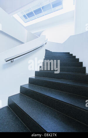Wicklung des Bürogebäudes geschwungene Treppe schwarz-weiß Stockfoto