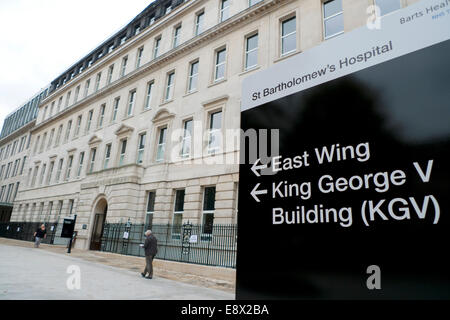 London UK. 15. Oktober 2014. Ein Mann geht in Richtung zum Eingang am Ostflügel der King George V Gebäude der St.-Bartholomäus Krankenhaus in London EC2Y.  KATHY DEWITT/Alamy Live-Nachrichten Stockfoto