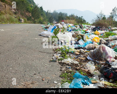 Spontane Müllhalde entlang der Straße in Vietnam Stockfoto