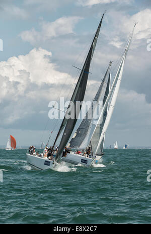 Diese drei Yachten kämpfen für Position im Solent im südlichen Vereinigten Königreich sah Rennen eng bei Cowes Woche Regatta Stockfoto