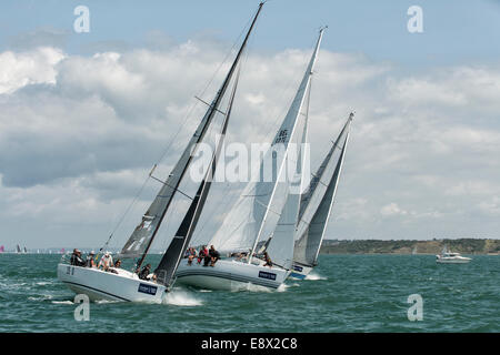 Diese drei Yachten kämpfen für Position im Solent im südlichen Vereinigten Königreich sah Rennen eng bei Cowes Woche Regatta Stockfoto