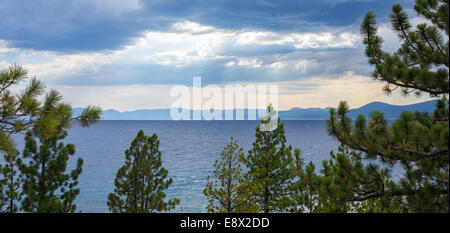 Sonnenlicht ab, die Wolken durchbrechen, nach einem Regen Sturm am Lake Tahoe. Stockfoto