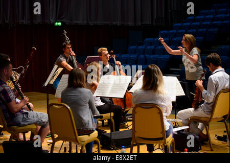 Das Orion-Ensemble bei den Proben unter der Leitung von einem Trainee bei Aberystwyth Kunstzentrum MusicFest 2014 Stockfoto