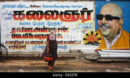 Frau geht politische Straßenschild. Tamil Nadu, Indien Stockfoto