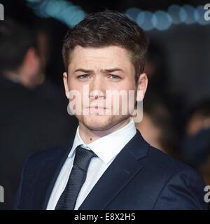 Schauspieler Taron Egerton besucht auf 14.10.2014 im ODEON Leicester Square, London das TESTAMENT von Jugend Weltpremiere auf der BFI London Film Festival Herzstück Gala unterstützt durch The Mayor of London. Personen im Bild: Taron Egerton. Bild von Julie Edwards Stockfoto