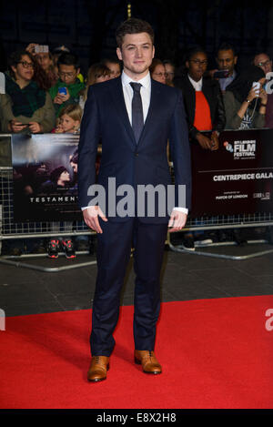 Schauspieler Taron Egerton besucht auf 14.10.2014 im ODEON Leicester Square, London das TESTAMENT von Jugend Weltpremiere auf der BFI London Film Festival Herzstück Gala unterstützt durch The Mayor of London. Personen im Bild: Taron Egerton. Bild von Julie Edwards Stockfoto