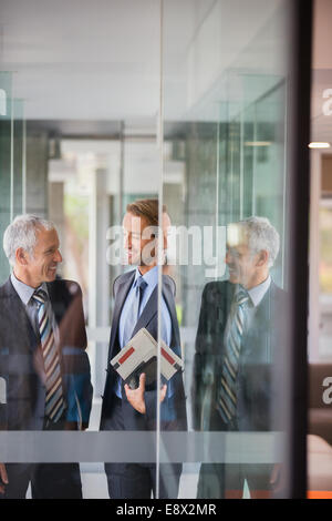 Geschäftsleute sprechen im Bürogebäude Stockfoto