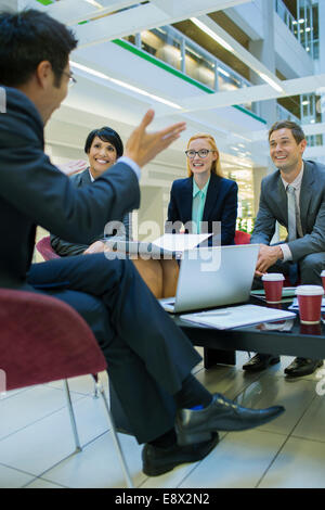 Geschäftsleute mit Treffen in Bürogebäude Stockfoto