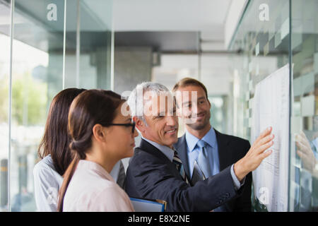 Geschäftsleute, die Diskussion über Dokumente im Bürogebäude Stockfoto