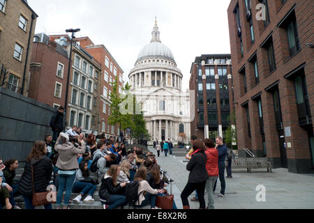 Eine Schule der Partei der Europäischen Union EU jungen Teens Schüler und Lehrer sitzen auf die Schritte, die in der Nähe von St Paul's Cathedral unter trüben Himmel in London England UK KATHY DEWITT Stockfoto