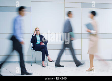 Geschäftsfrau, reden über Handy im Büro Stockfoto