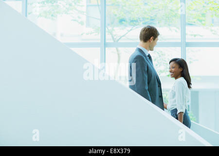 Geschäft Leute kreuzenden Wege auf Treppe Stockfoto