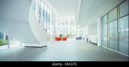 Licht durch die Fenster im Bürogebäude Stockfoto